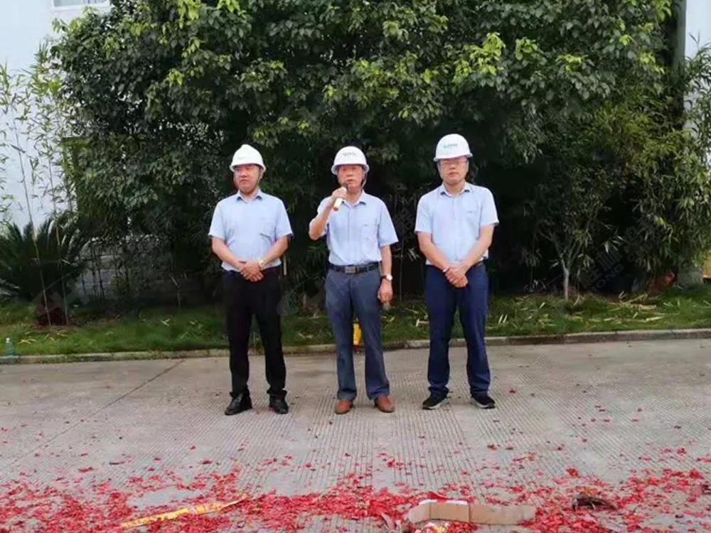 桂林鴻程董事長容平勛發(fā)表致辭桂林鴻程機電設(shè)備有限公司廠區(qū)2#生產(chǎn)廠房開工大吉！